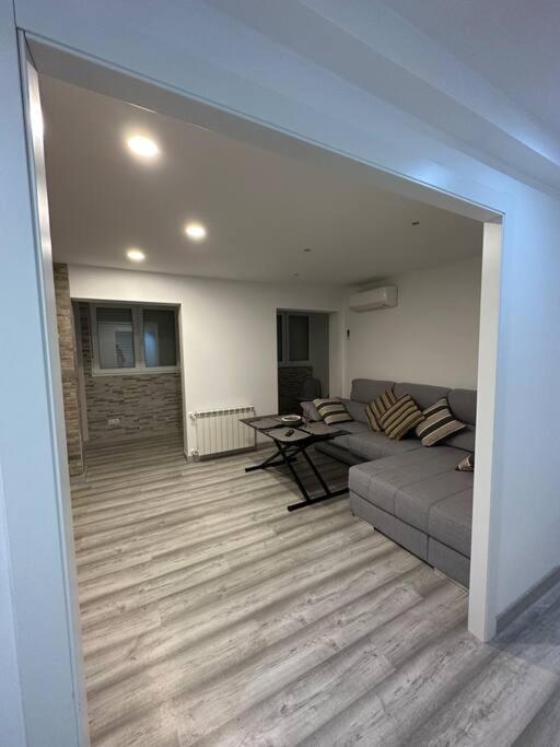 Cozy 1-Bedroom Apartment Madrid Exterior photo